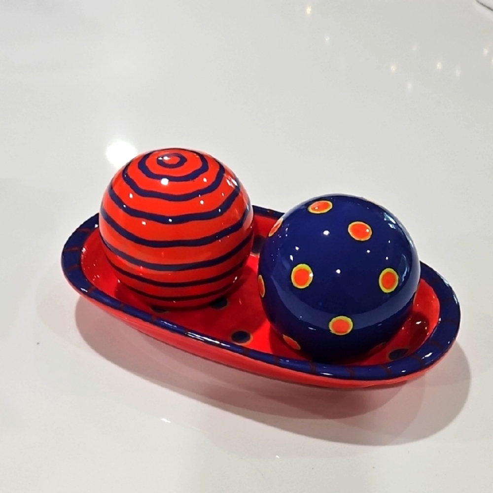 Berryware. Salt & pepper Shaker Set  Screwball And Polka Dots.